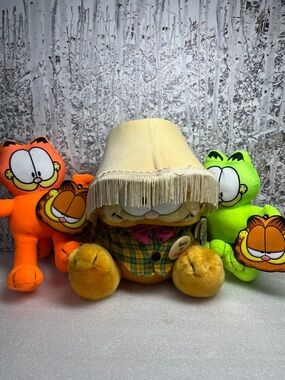 Vintage 1981 Dakin Stuffed Plush Garfield Born to Party Lampshade & 2 Others